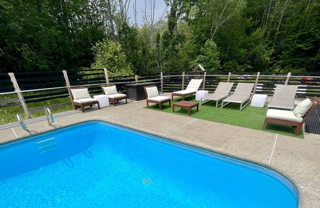 Mountain Retreat - Heated swimming pool, Sauna, IceTub, HotTub, Grill Hut & more