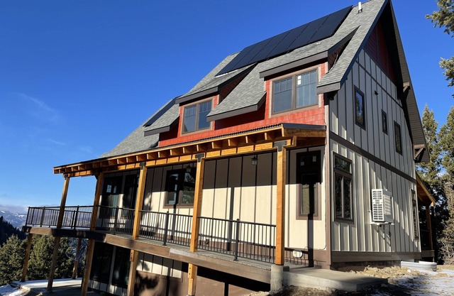 Mountain Retreat: Stunning Views, Off-Grid Luxury, Trails, Fishing, Stargazing