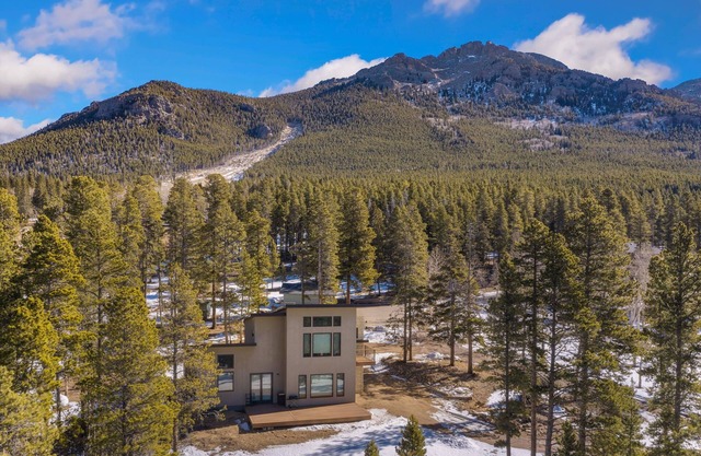 Mountain Retreat with Panoramic Views & WiFi in Estes Park