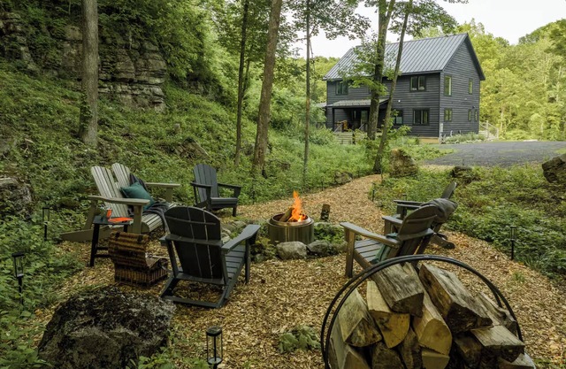 Mountain Rock: Privacy, BBQ, Firepit, Game Room