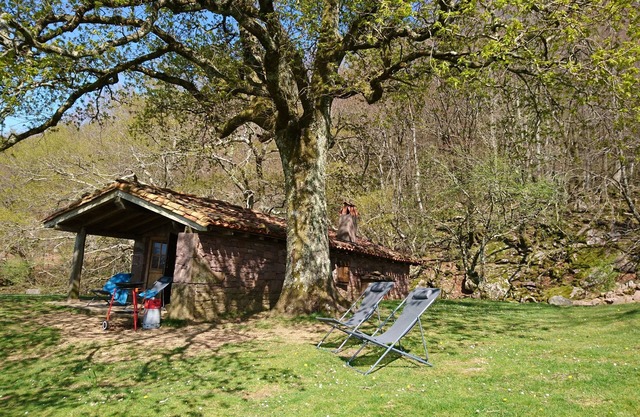 Mountain sheepfold on the Basque Coast, access on foot, climb by 4X4