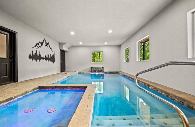 Mountain Splash Retreat: Luxe 6BR Pool Cabin*Hot Tub*Arcade*Sleeps 20