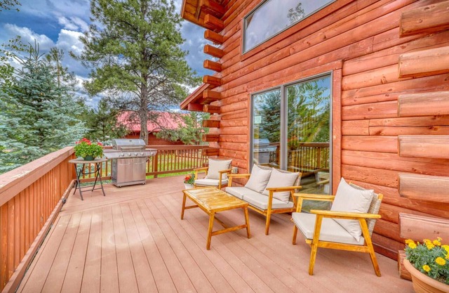 Mountain Spruce Retreat: Pet-Friendly Cabin w/View, Deck, Pool Table, Fireplace, and Pagosa Peak