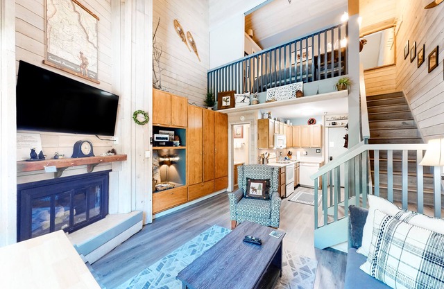 Mountain studio & loft with fireplace, near skiing & trails