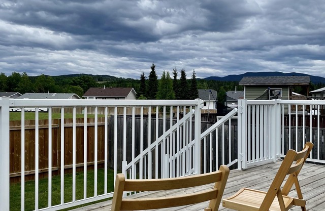 Mountain Style 4-bedroom Home near Jasper NP gate