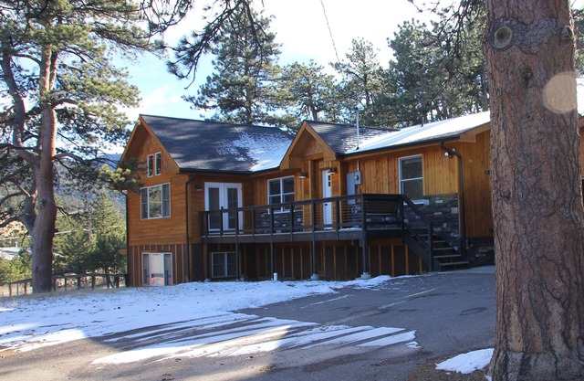 Mountain Sunrise Cabin - HOT TUB, Wildlife, Serene - Near RMNP and Downtown