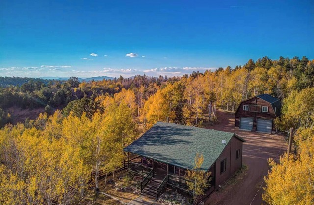 ★ Mountain Top Cabin ★ Surrounding Mtn + Aspen Vistas + Hot Tub + Game Room