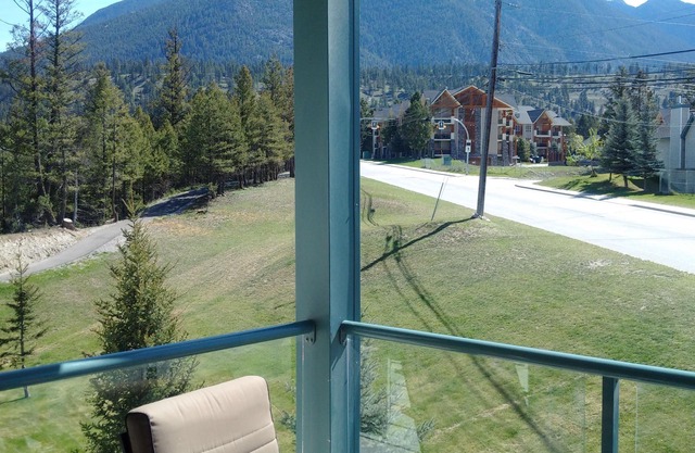 Mountain Views, Pool, Hot Tub! 1500 sqft 2BR + Loft, Penthouse