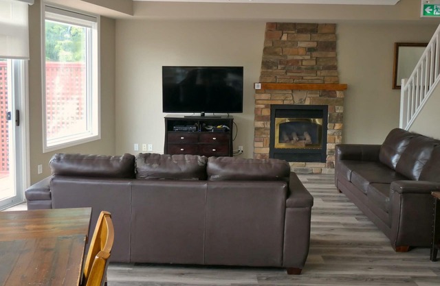 Mountain Views, Steps to BM Village, Hot Tub, BBQ