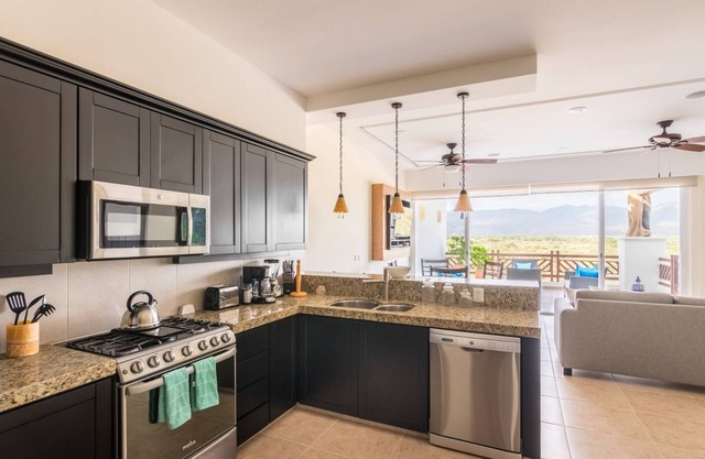 Mountain View 2 Bedroom Residence with Resort Amenities Steps from the Beach!