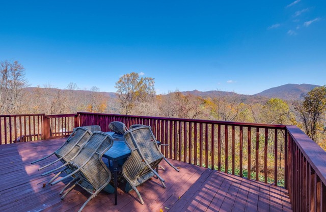 Mountain-View Blue Ridge Cabin Getaway w/Fire Pit