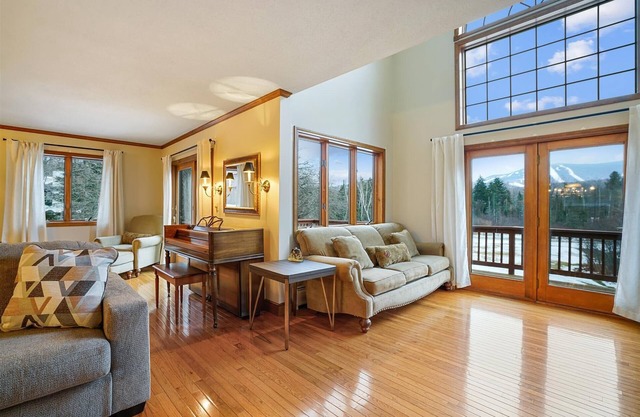 Mountain View Chalet Fabulous views from the hot tub with large entertaining area just off Killington Road