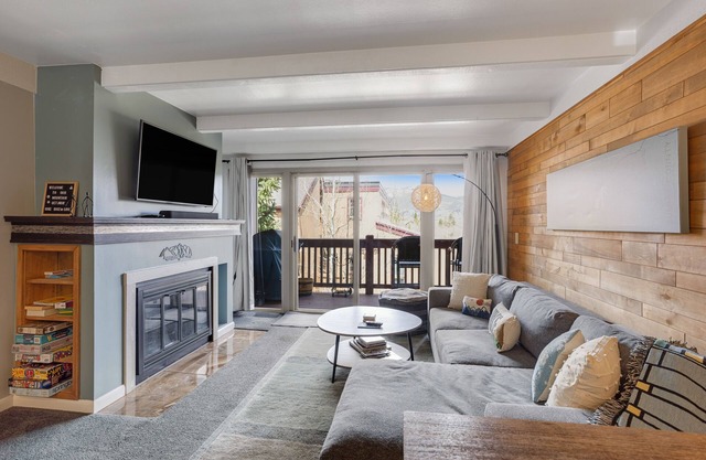 Mountain-View Condo on Bus Route with Balcony, Desk, Fireplace, WiFi & Grill