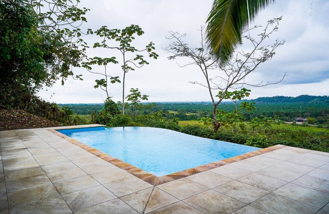 Mountain-view home with private infinity pool & outdoor shower - dog-friendly