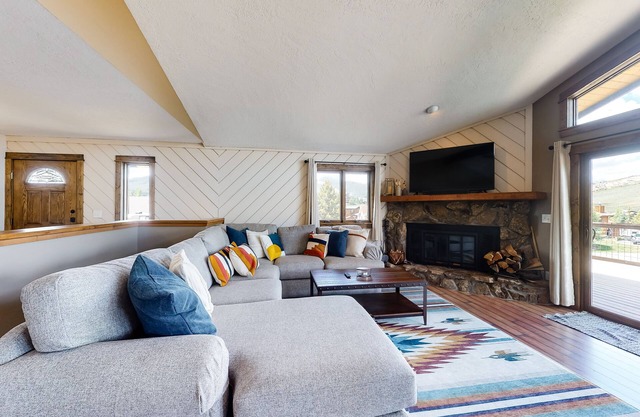 Mountain view home with deck, wood-burning fireplace, & WiFi - great location