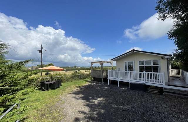 MOUNTAIN VIEW LODGE, pet friendly, with hot tub in Whitland