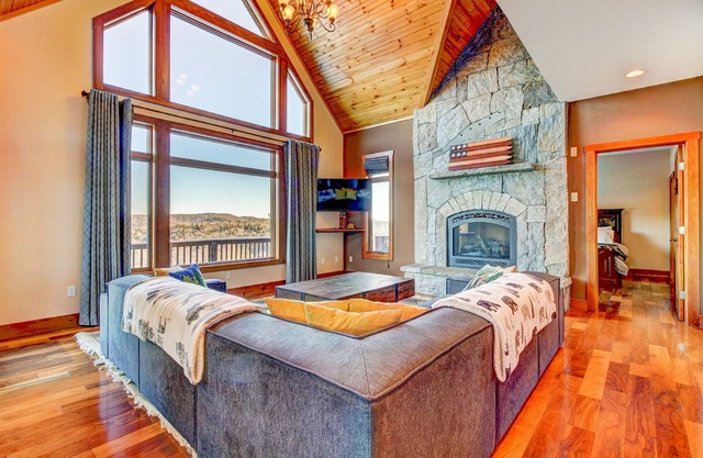Mountain View Manor - Expansive Views, Hot Tub, Hiking & Nearby Lakes!