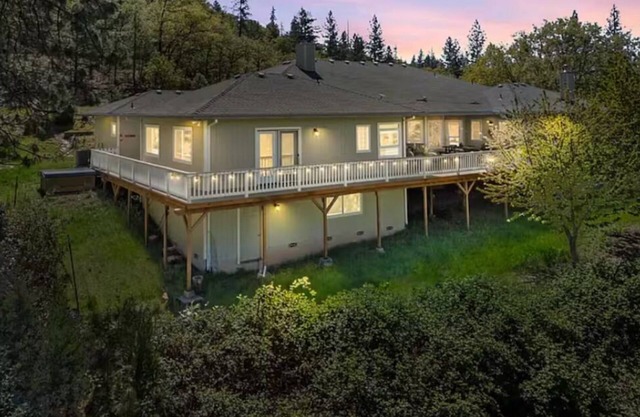 Mountain View on one level w hot tub,fire pit, w fishing kayaking minutes away