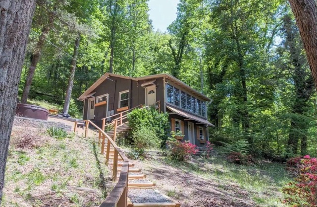 Mountain View w. Hot Tub, Gas Fireplace, Wi-Fi, Dogs Allowed, Close to Town