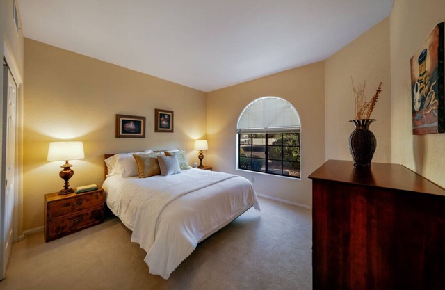 Mountain Views/2 BR 2 BA/Fenced Yard/Garage