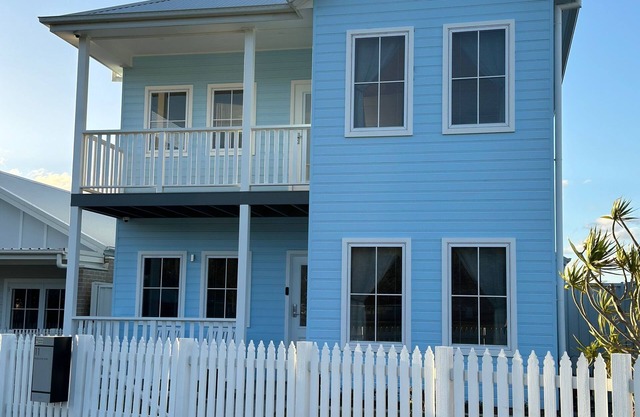Mountain Views - Front Verandah - Footpath entrance - No traffic - Ground Floor