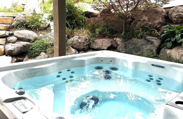 Mountain Views - Hot Tub - Huge Patio + BBQ Fun