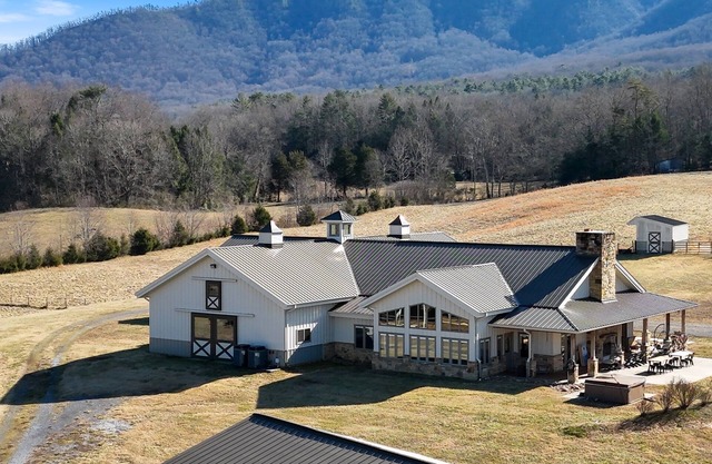 Mountain Views! One of a kind Mountain Stable!