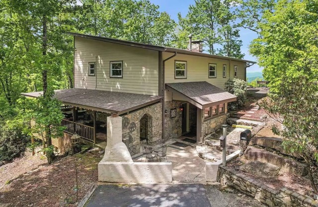 Mountain views, pickleball, hot tub, guest cottage, fire pits w/free Biltmore pass