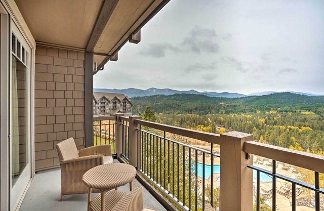 Mountain Views & Pool Access: Cle Elum Condo!