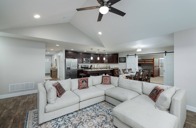 Mountain Views, Single family home near airport. Skyview Retreat!