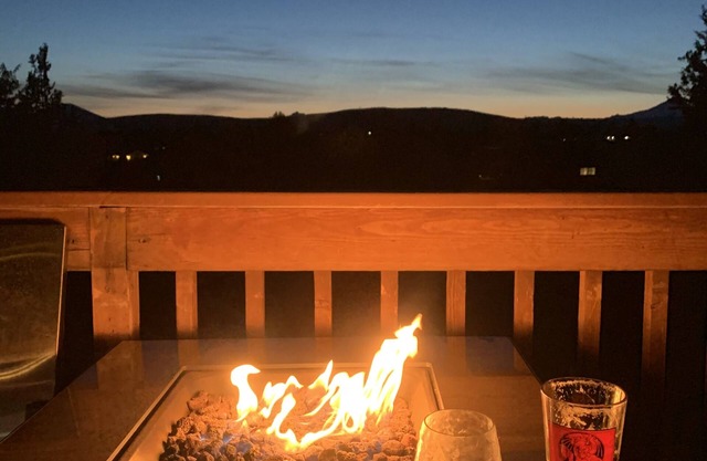 Mountain Views & Sunsets with hot tub, AC, pet friendly in Crooked River Ranch
