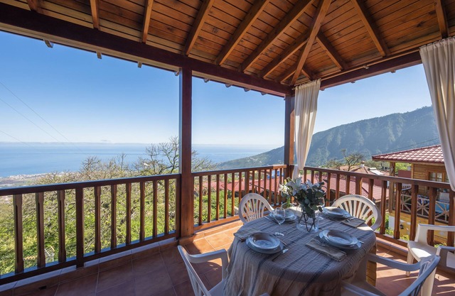 MOUNTAIN VILLA WITH SEA VIEWS (FREE WIFI)