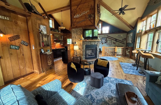 Mountainside Bliss on Black! Hike, Ski, Dine, Music just outside door!