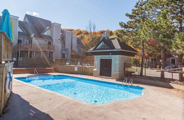 Mountainside Studio Bliss: Steps to Slopes, Renovated, Pool, 2 Hot Tubs, Tennis