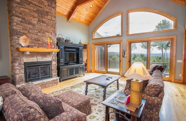 Mountainside Cabin in Luxury Community