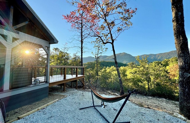 Mountainside Retreat with Mountain Views, Charming cabin with WiFi, AC