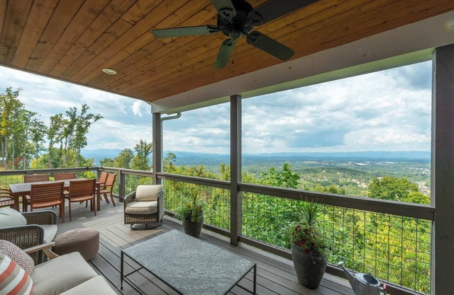 Mountainside Tranquility: Hot Tub, Views, FirePit