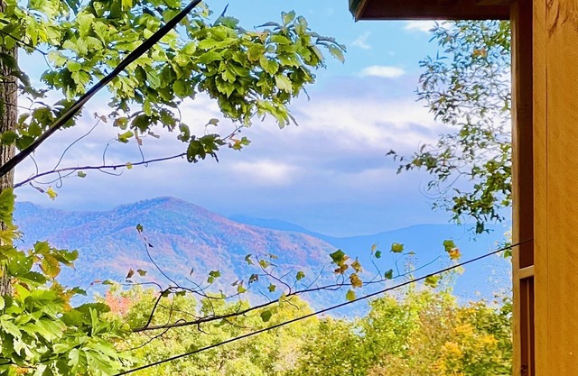 MountainView Cutest Bear Cabin in Gatlinburg Cozy Close to Town Hot Tub Romantic
