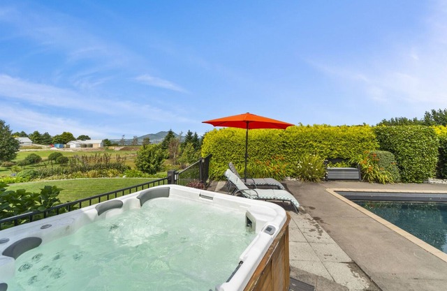 Mountviews Lodge - Acacia Bay Holiday Home