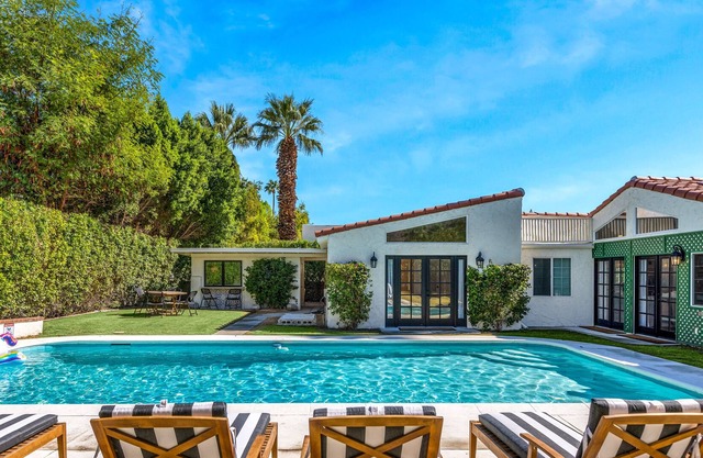 Movie Colony Magic - Walk Downtown Palm Springs!