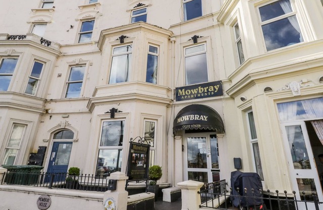 MOWBRAY 9, pet friendly, country holiday cottage in Bridlington