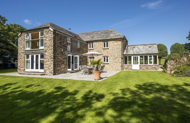 Mowhay Barn - a house that sleeps 8 guests in 4 bedrooms