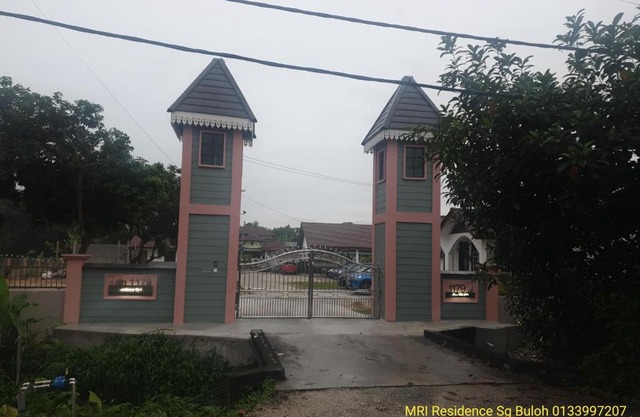 MRI Residence - Homestay in Sg Buloh with Swimming Pool - No Pork&Alcohol Allowed