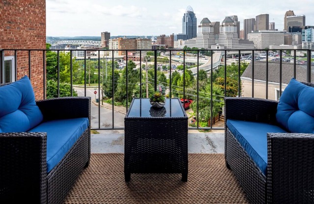 Mt Adams, Stunning Balcony City View, Free Parking Spot, 3 Lux Beds, Sleeps 7ppl