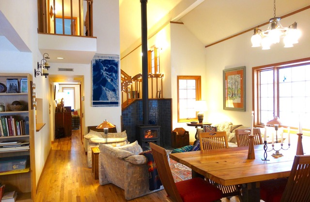 Mt Ashland Homestead, Ashland 10m, 40 ridgetop acres old forest, right by PCT