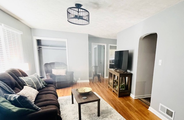 Mt Carmel's Cottage - Adjacent to Wabash Valley College - 3bed/2bath - sleeps 11