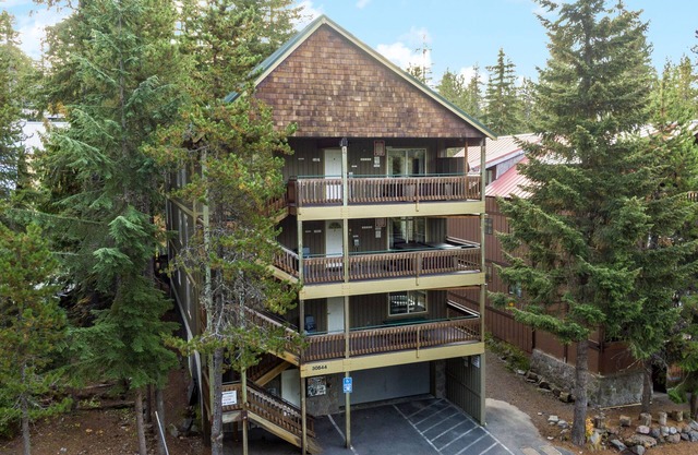 Mt Hood Lodge: Perfect for Large Groups: Sleeps 44 Maximum-Two Deluxe Hot Tubs