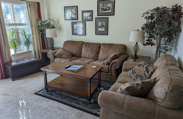 Mt Hood Townhouse. 3 bd end-unit. Hottub & Pool