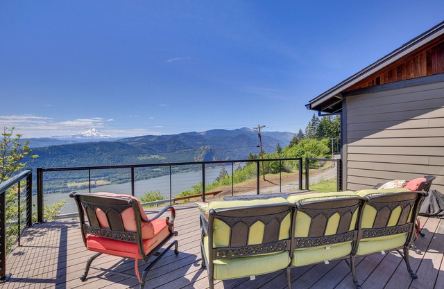 Mt Hood Views: Modern Underwood Home w/Deck!