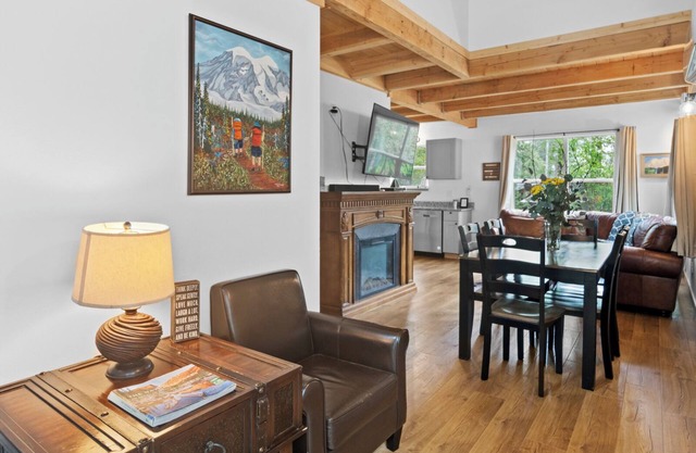 Mt. Rainier Chalet w/Sauna-Game Table-Hot Tub-Massage Chair-EV-WiFi